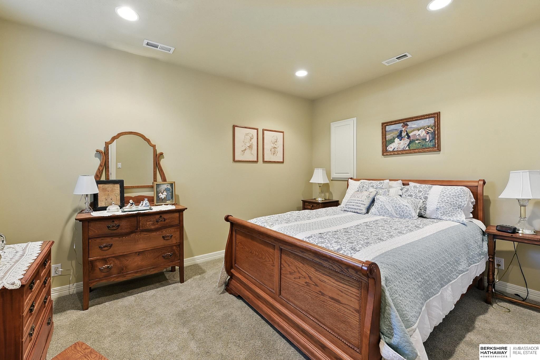 Omaha, Nebraska 68135, United States, 4 Bedrooms Bedrooms, ,3 BathroomsBathrooms,Residential,Pending,200860