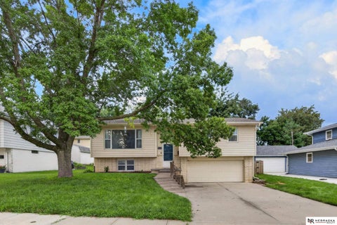 Photo of 810 S Grandview Avenue, Papillion, NE 68046 (MLS # 22626276)