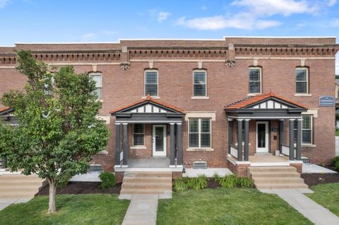 Photo of 817 S 33rd Street, Omaha, NE 68105 (MLS # 22519996)