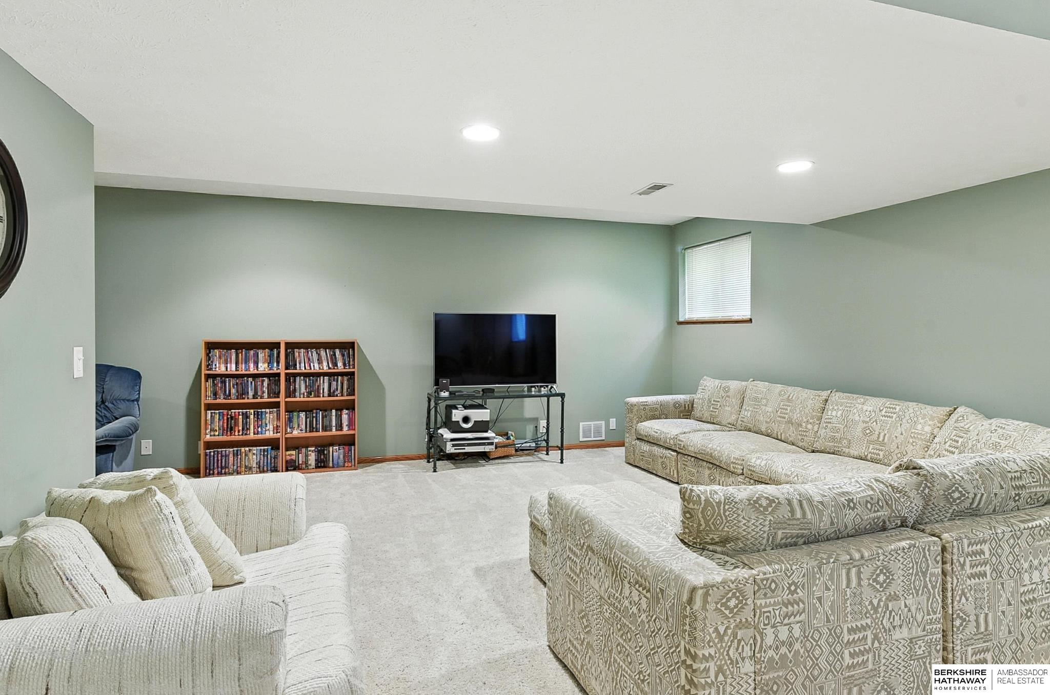 Omaha, Nebraska 68135, United States, 4 Bedrooms Bedrooms, ,3 BathroomsBathrooms,Residential,Active,173839