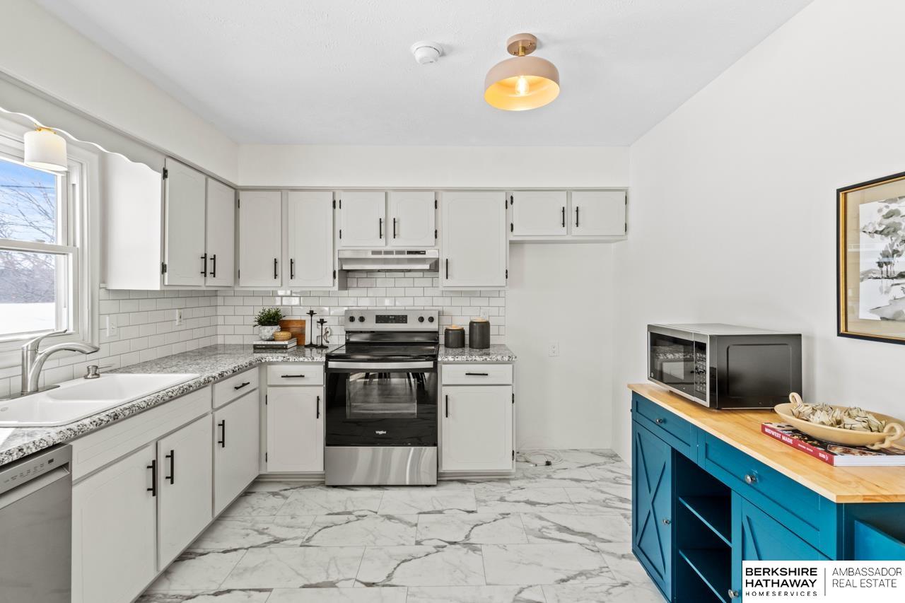 Omaha, Nebraska 68124, United States, 4 Bedrooms Bedrooms, ,3 BathroomsBathrooms,Residential,Pending,183674