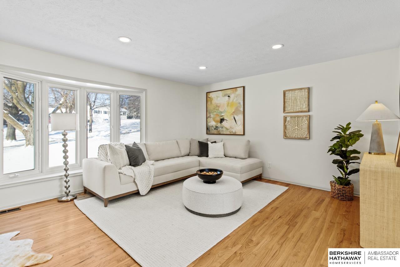 Omaha, Nebraska 68124, United States, 4 Bedrooms Bedrooms, ,3 BathroomsBathrooms,Residential,Pending,183674