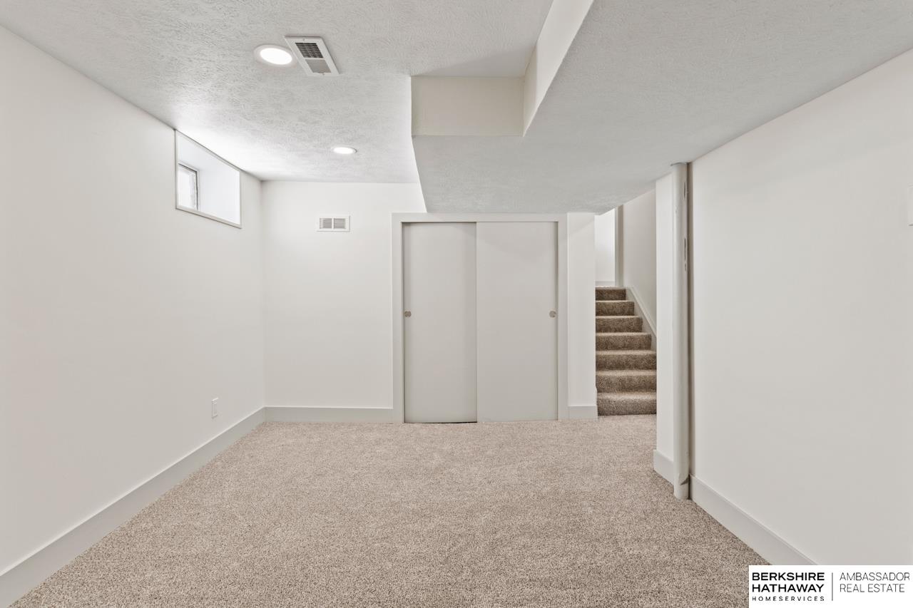 Omaha, Nebraska 68124, United States, 4 Bedrooms Bedrooms, ,3 BathroomsBathrooms,Residential,Pending,183674