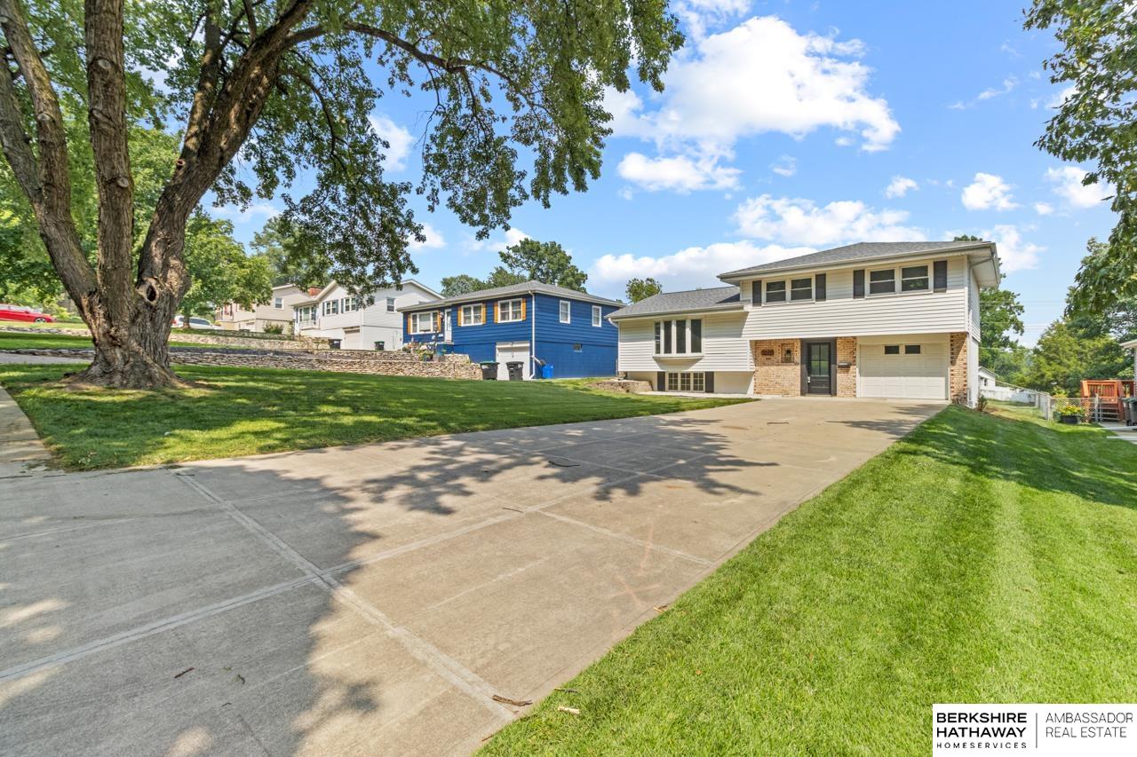 Omaha, Nebraska 68124, United States, 4 Bedrooms Bedrooms, ,3 BathroomsBathrooms,Residential,Pending,183674