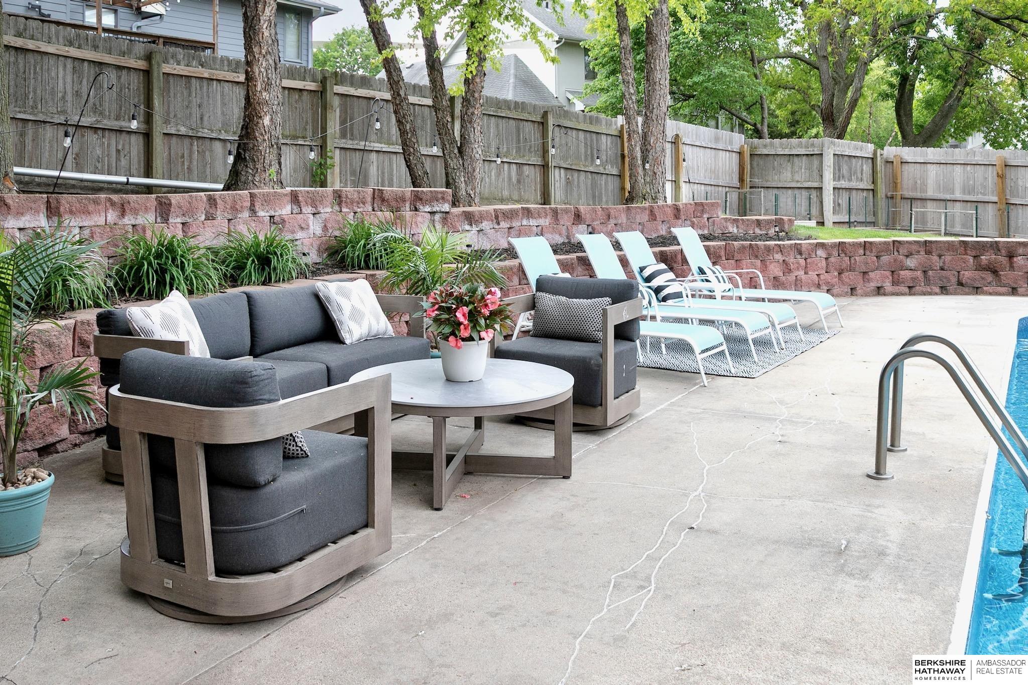 Omaha, Nebraska 68118, United States, 4 Bedrooms Bedrooms, ,3 BathroomsBathrooms,Residential,Pending,140062