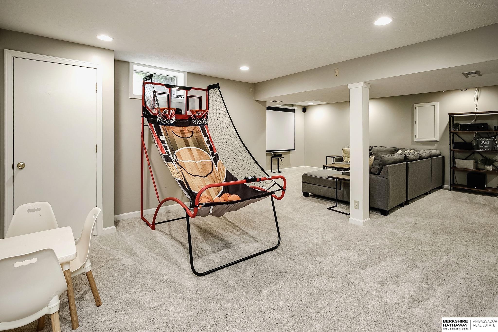 Omaha, Nebraska 68118, United States, 4 Bedrooms Bedrooms, ,3 BathroomsBathrooms,Residential,Pending,140062