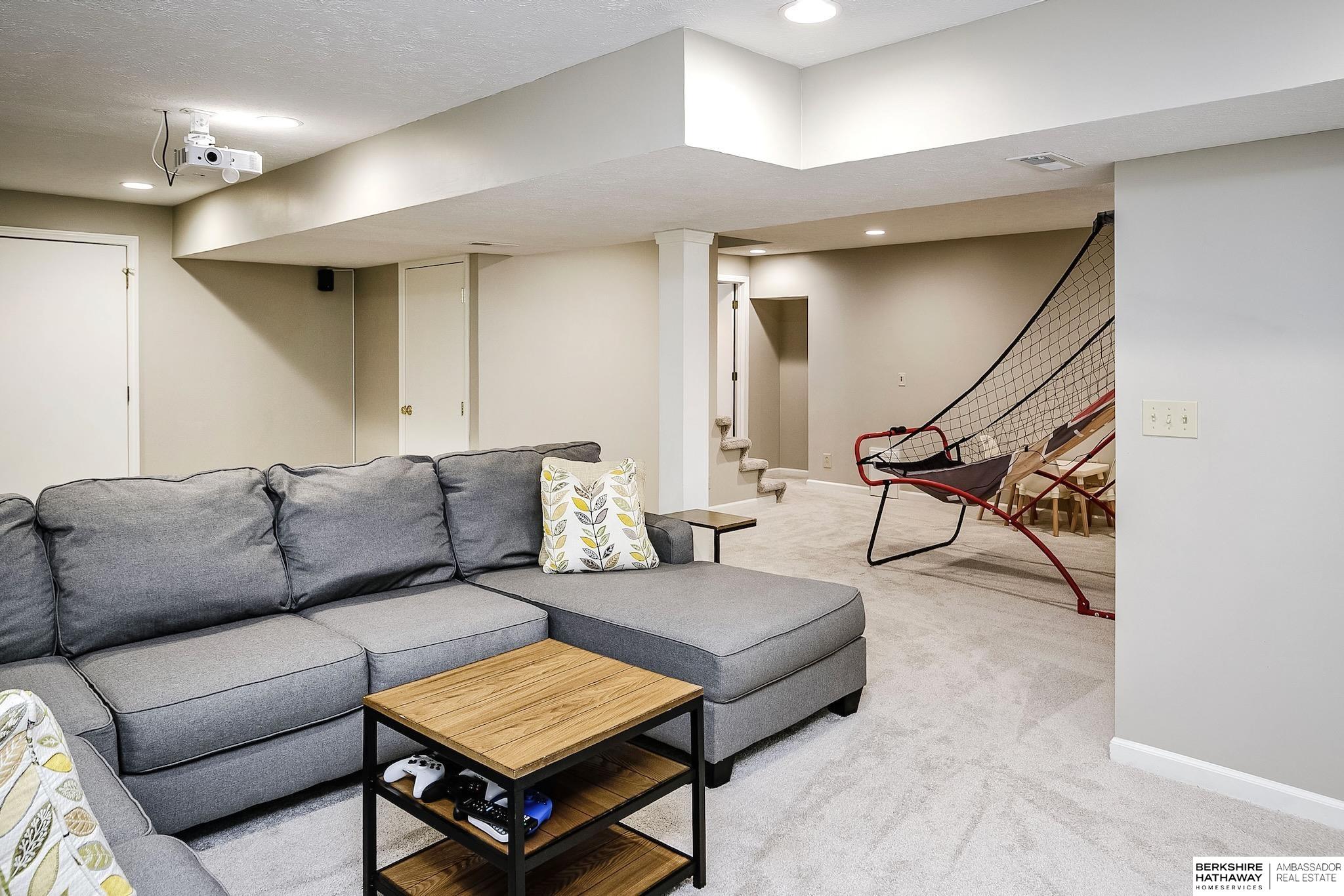 Omaha, Nebraska 68118, United States, 4 Bedrooms Bedrooms, ,3 BathroomsBathrooms,Residential,Pending,140062