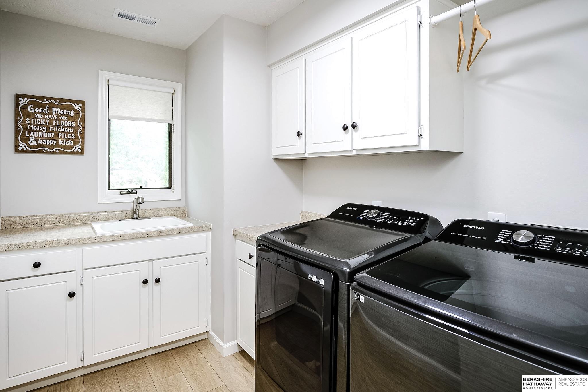 Omaha, Nebraska 68118, United States, 4 Bedrooms Bedrooms, ,3 BathroomsBathrooms,Residential,Pending,140062