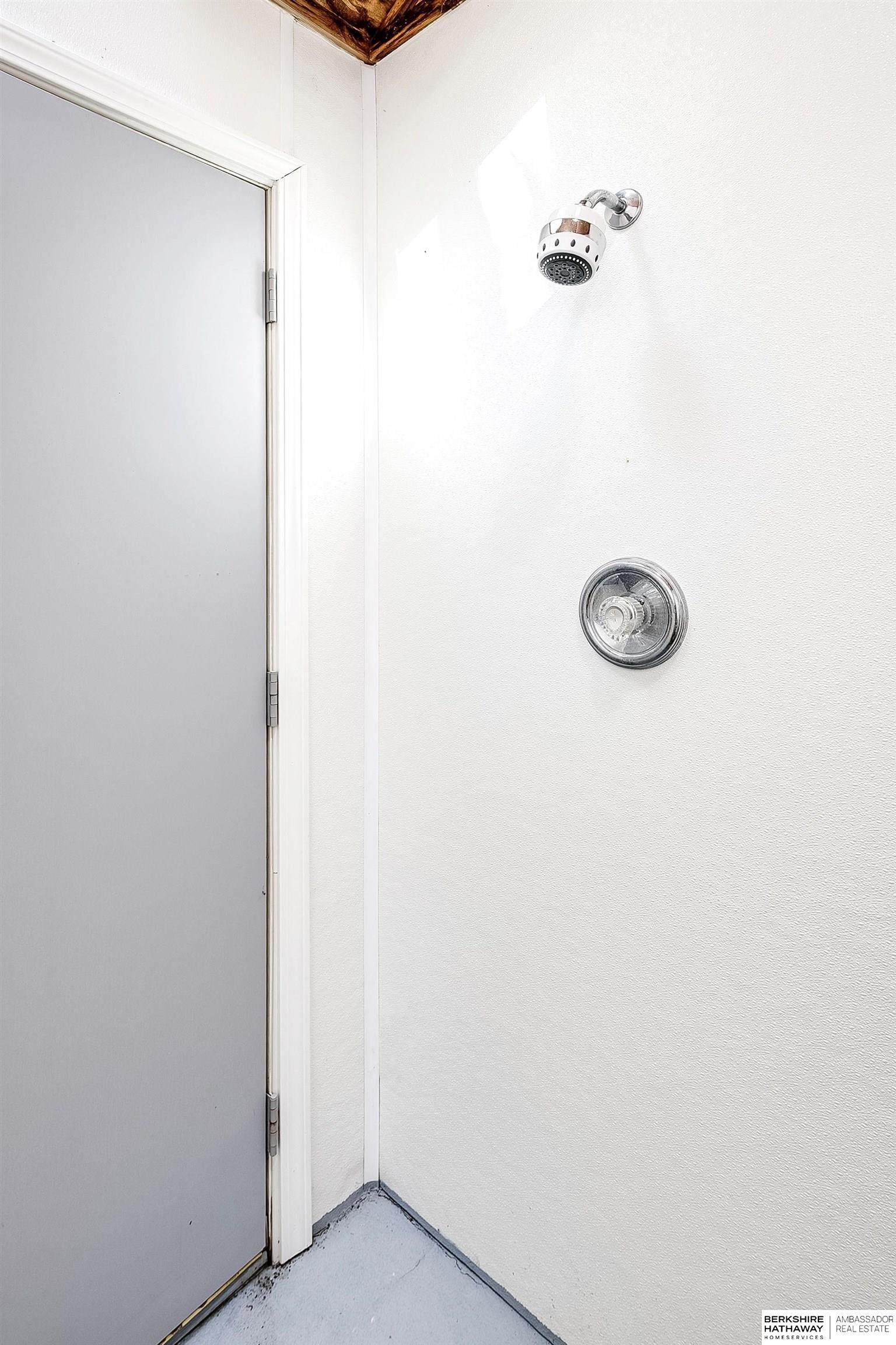 Omaha, Nebraska 68118, United States, 4 Bedrooms Bedrooms, ,3 BathroomsBathrooms,Residential,Pending,140062