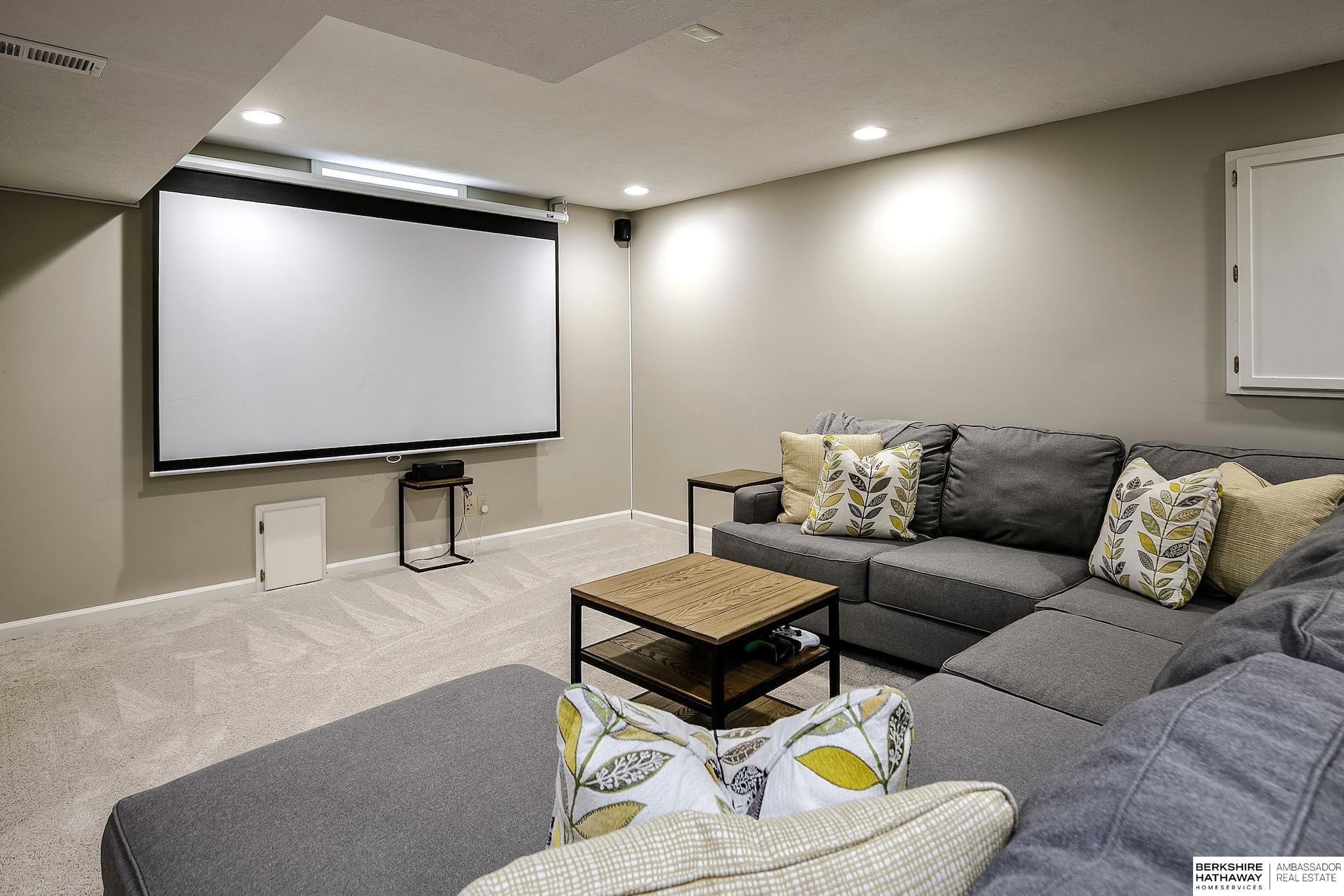 Omaha, Nebraska 68118, United States, 4 Bedrooms Bedrooms, ,3 BathroomsBathrooms,Residential,Pending,140062