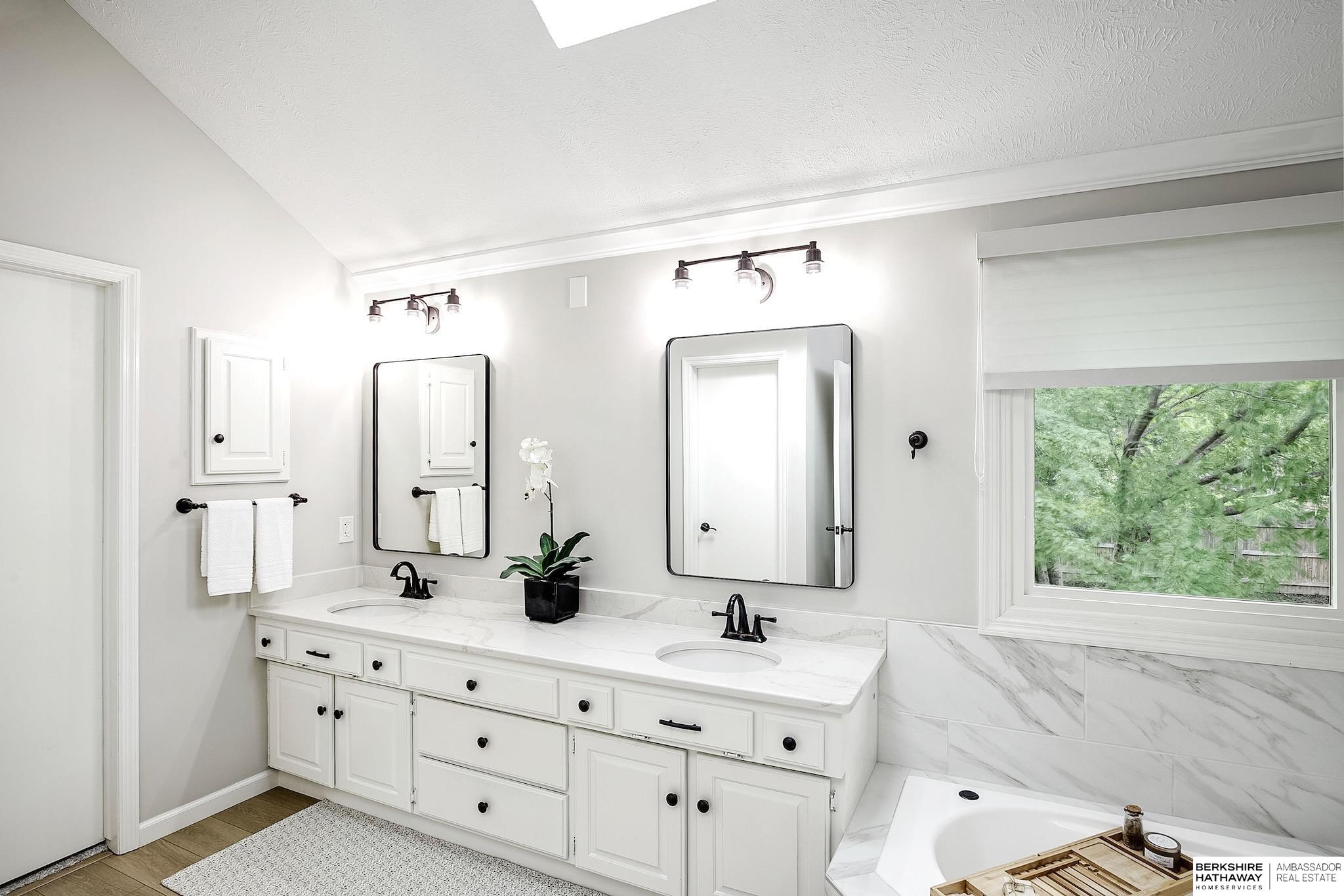 Omaha, Nebraska 68118, United States, 4 Bedrooms Bedrooms, ,3 BathroomsBathrooms,Residential,Pending,140062