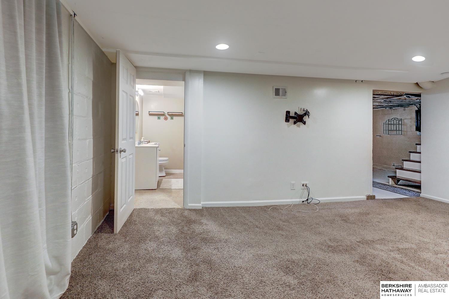 Omaha, Nebraska 68104, United States, 2 Bedrooms Bedrooms, ,2 BathroomsBathrooms,Residential,Pending,181068