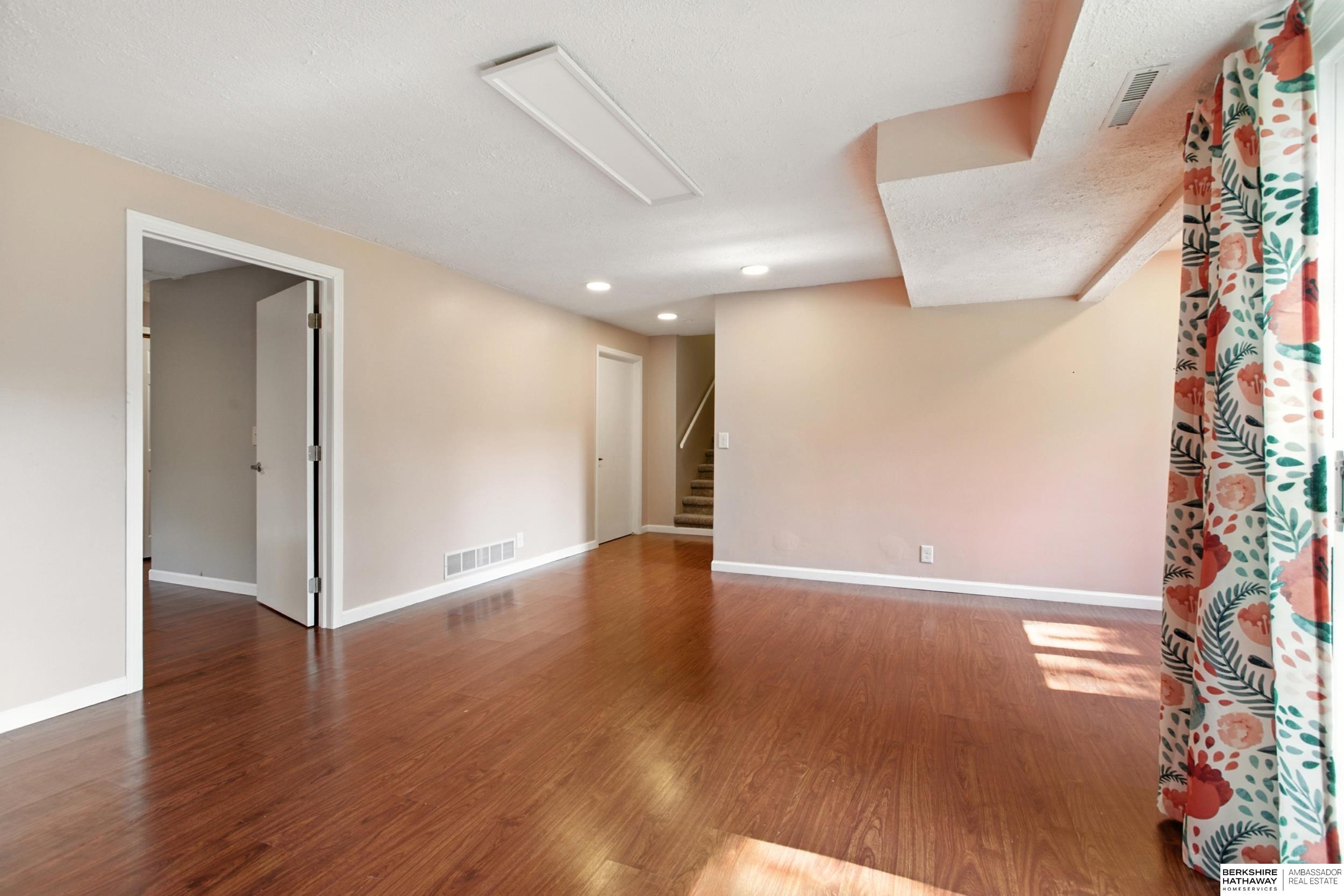 Lincoln, Nebraska 68506, United States, 4 Bedrooms Bedrooms, ,3 BathroomsBathrooms,Residential,Active,240105