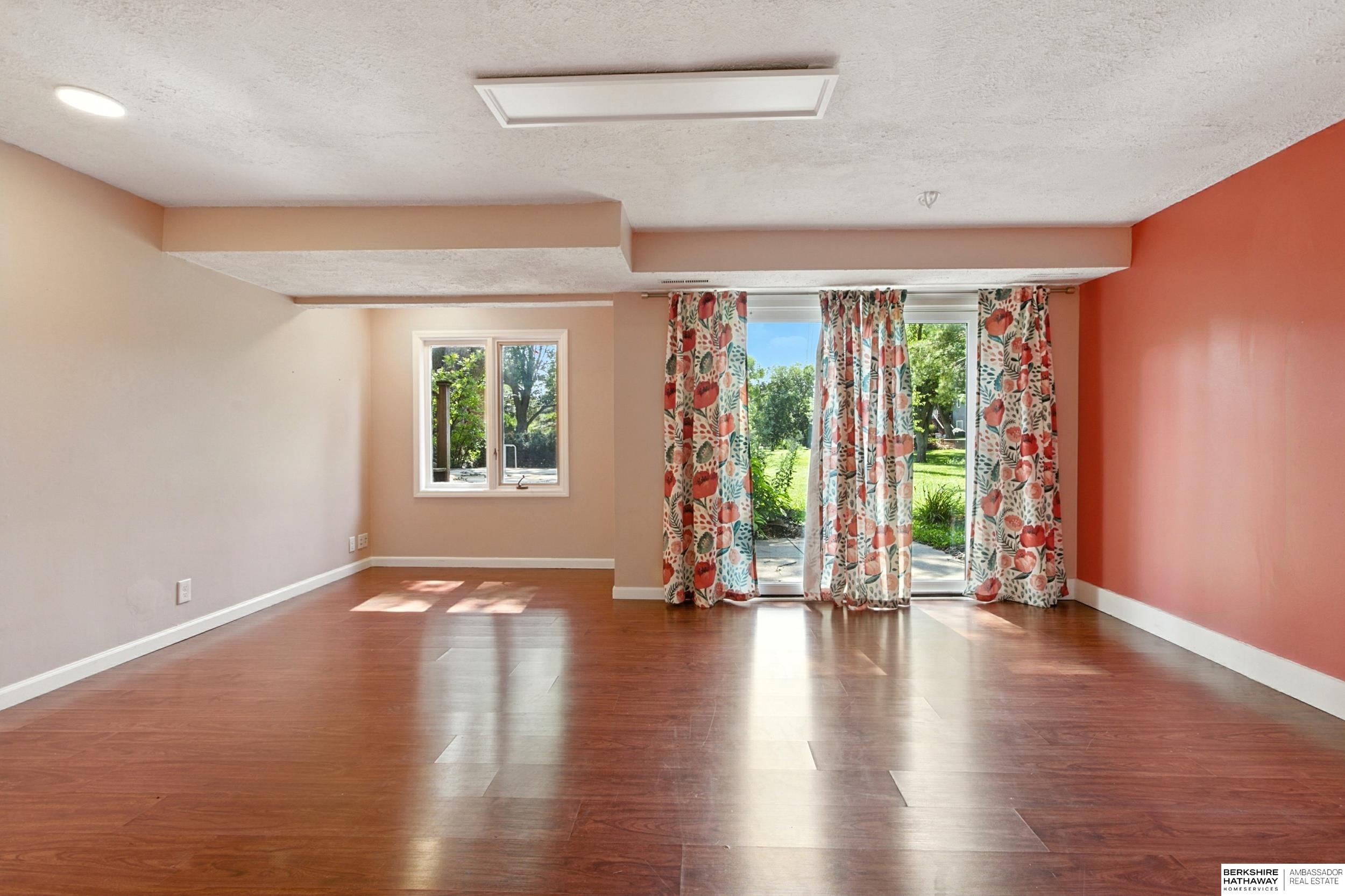 Lincoln, Nebraska 68506, United States, 4 Bedrooms Bedrooms, ,3 BathroomsBathrooms,Residential,Active,240105