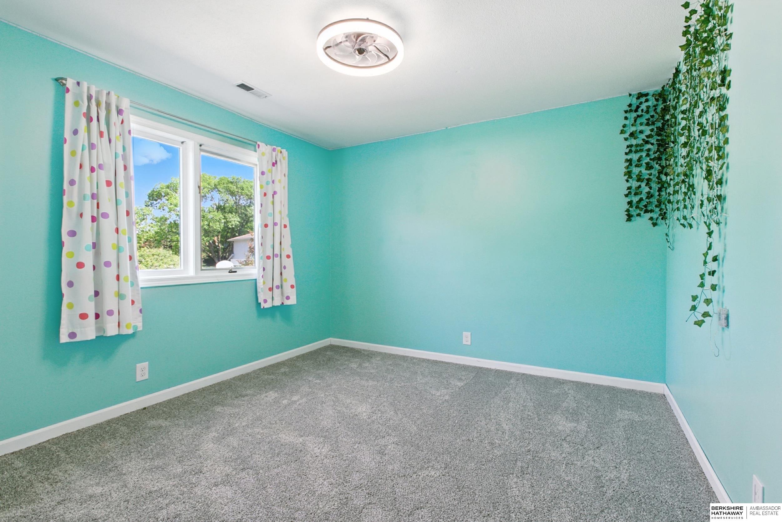 Lincoln, Nebraska 68506, United States, 4 Bedrooms Bedrooms, ,3 BathroomsBathrooms,Residential,Active,240105