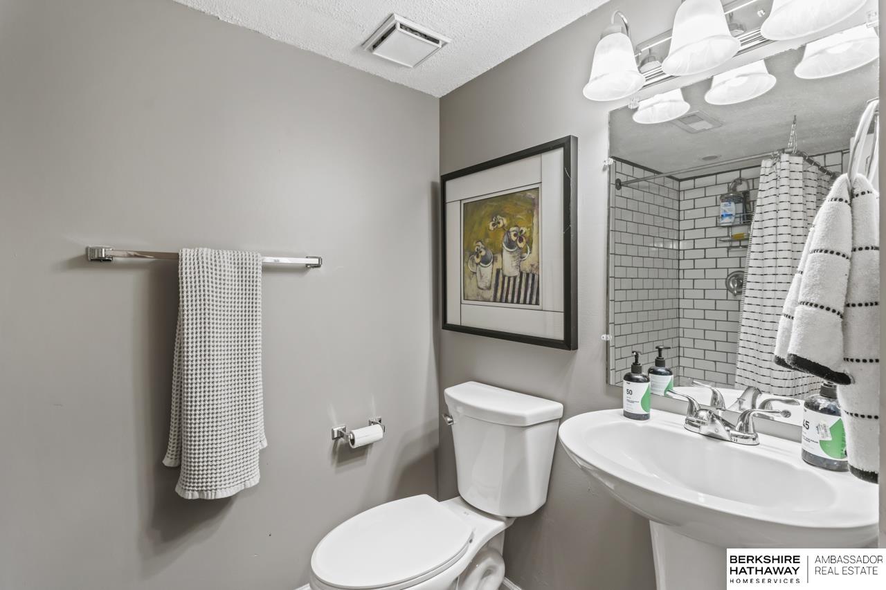 Lincoln, Nebraska 68512, United States, 3 Bedrooms Bedrooms, ,2 BathroomsBathrooms,Residential,Active,231310