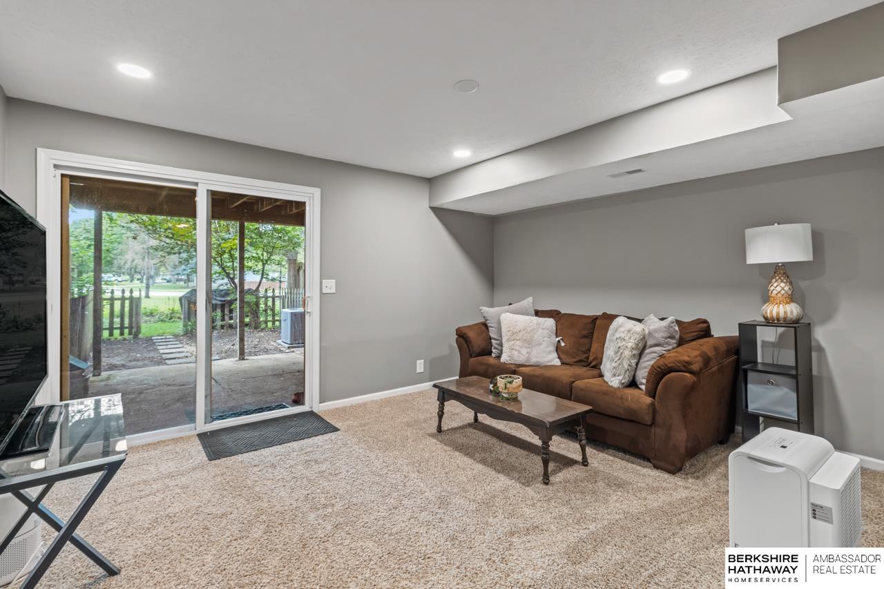 Lincoln, Nebraska 68512, United States, 3 Bedrooms Bedrooms, ,2 BathroomsBathrooms,Residential,Active,231310