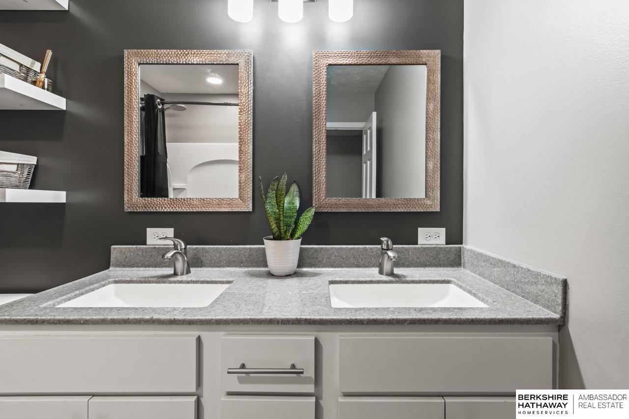 Lincoln, Nebraska 68512, United States, 3 Bedrooms Bedrooms, ,2 BathroomsBathrooms,Residential,Active,231310