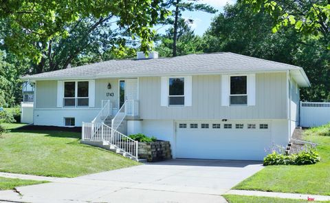 Photo of 1743 Oakdale Avenue, Lincoln, NE 68506 (MLS # 22619047)