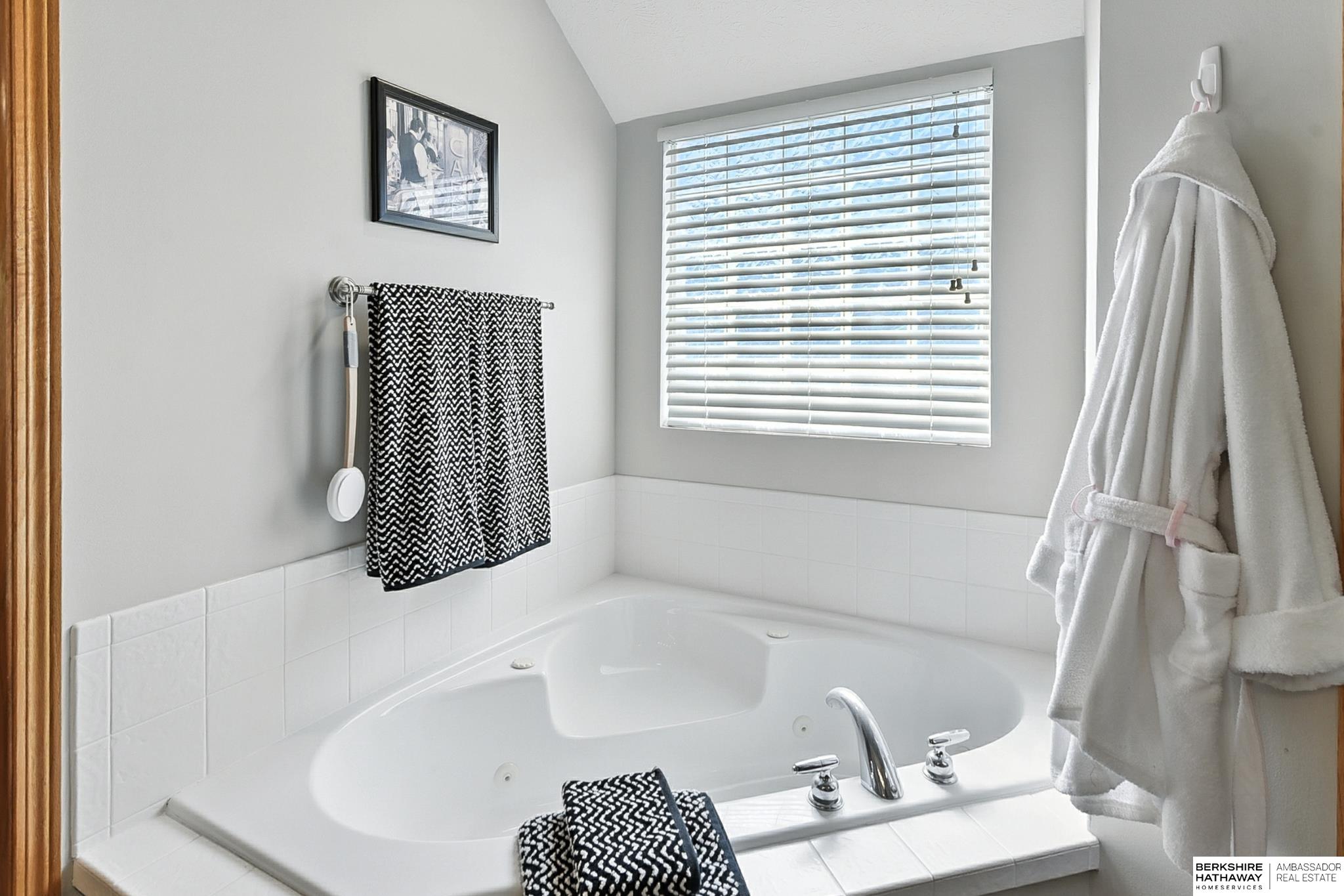 Omaha, Nebraska 68135, United States, 4 Bedrooms Bedrooms, ,3 BathroomsBathrooms,Residential,Active,196380