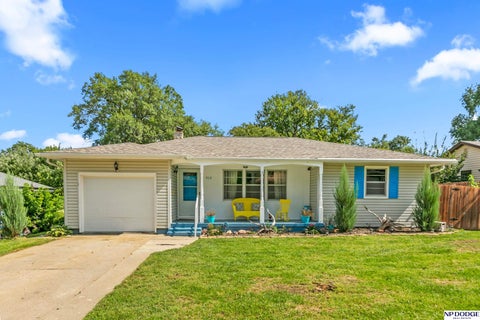 Photo of 913 S Harrison Street, Papillion, NE 68046 (MLS # 22627599)