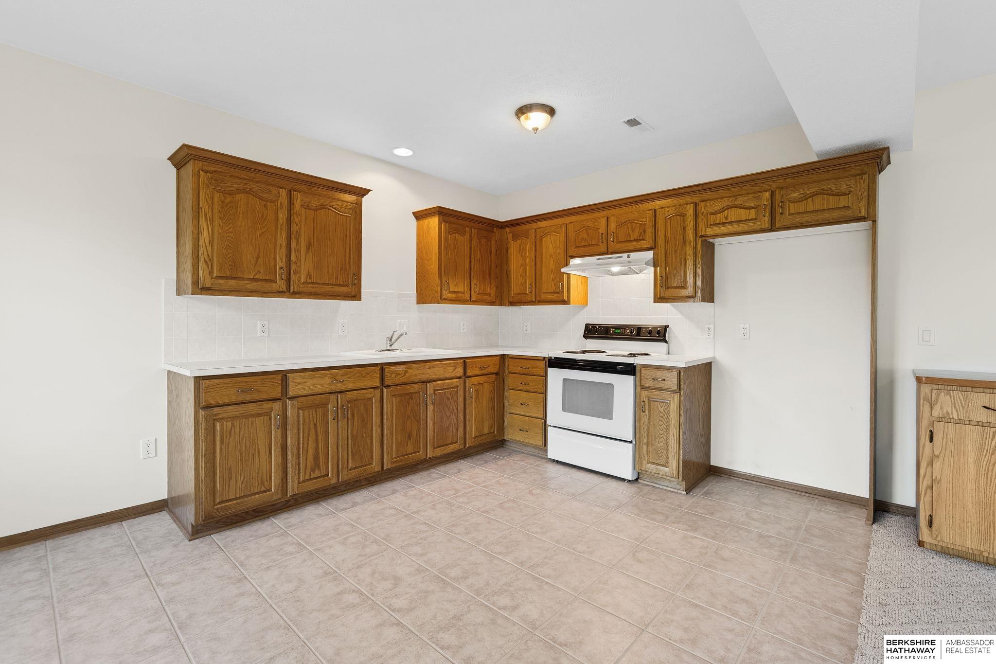 Omaha, Nebraska 68136, United States, 3 Bedrooms Bedrooms, ,3 BathroomsBathrooms,Residential,Pending,215981