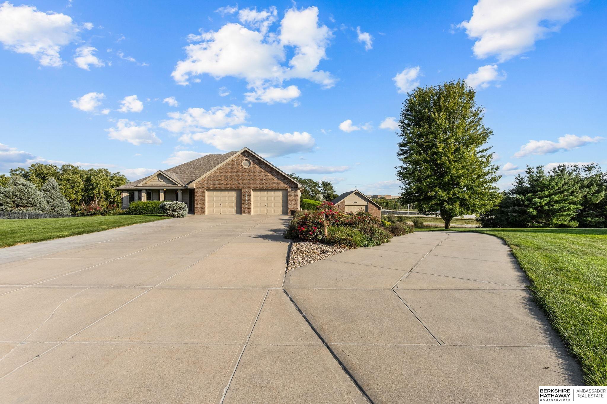 Omaha, Nebraska 68136, United States, 3 Bedrooms Bedrooms, ,3 BathroomsBathrooms,Residential,Pending,215981