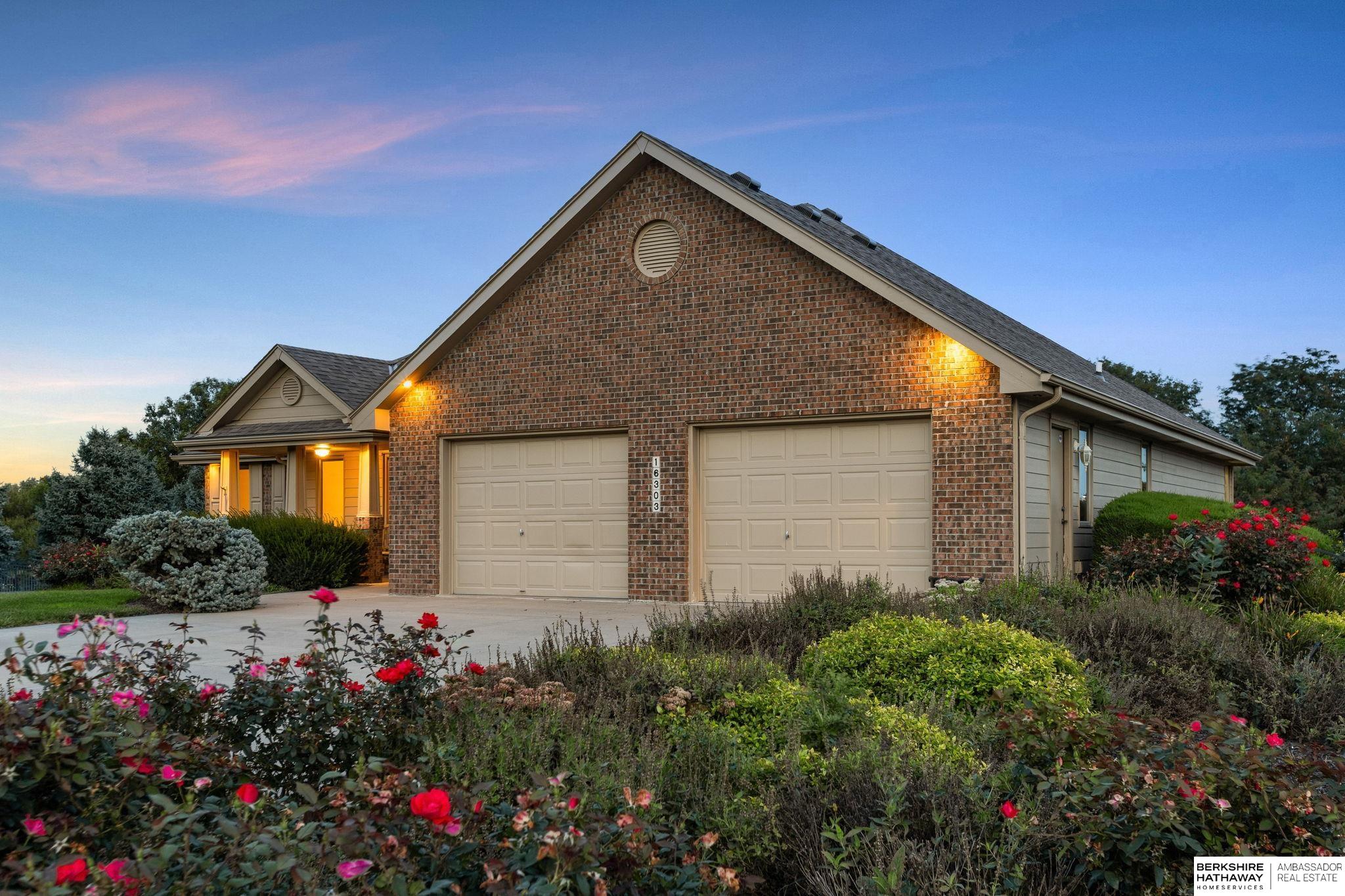 Omaha, Nebraska 68136, United States, 3 Bedrooms Bedrooms, ,3 BathroomsBathrooms,Residential,Pending,215981