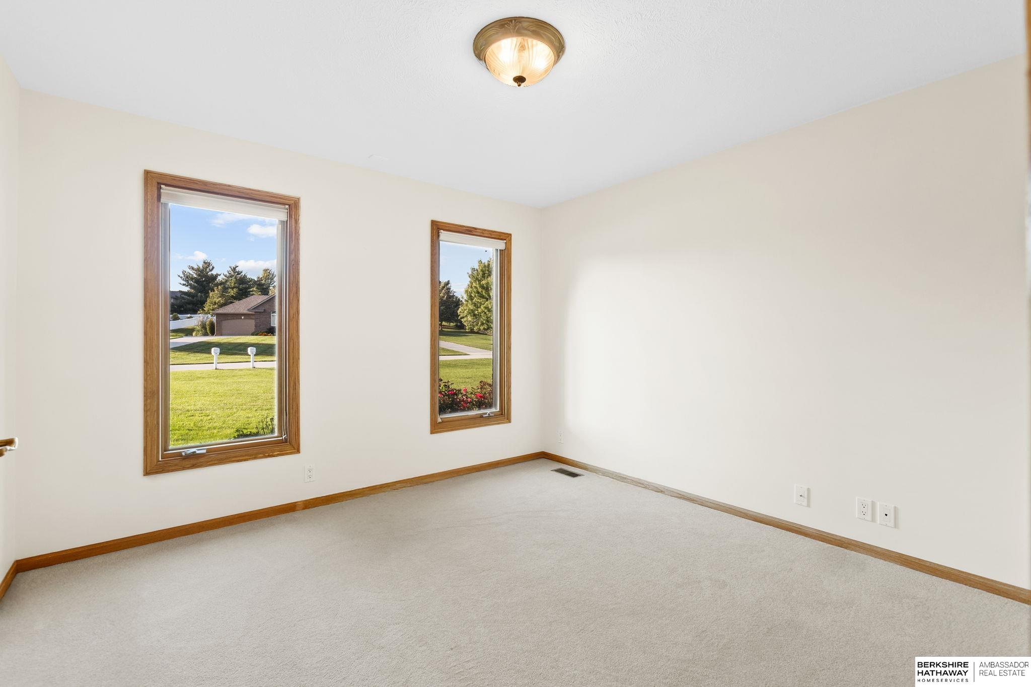 Omaha, Nebraska 68136, United States, 3 Bedrooms Bedrooms, ,3 BathroomsBathrooms,Residential,Pending,215981