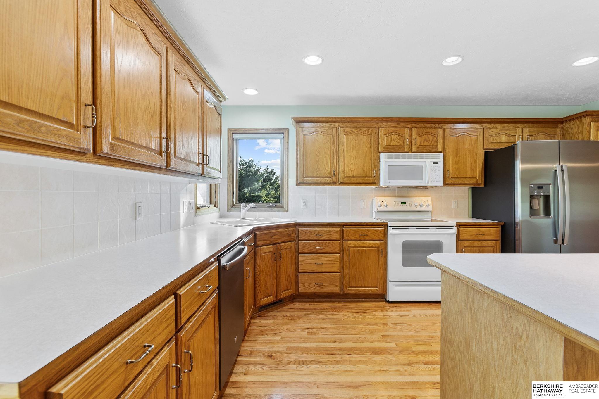 Omaha, Nebraska 68136, United States, 3 Bedrooms Bedrooms, ,3 BathroomsBathrooms,Residential,Pending,215981