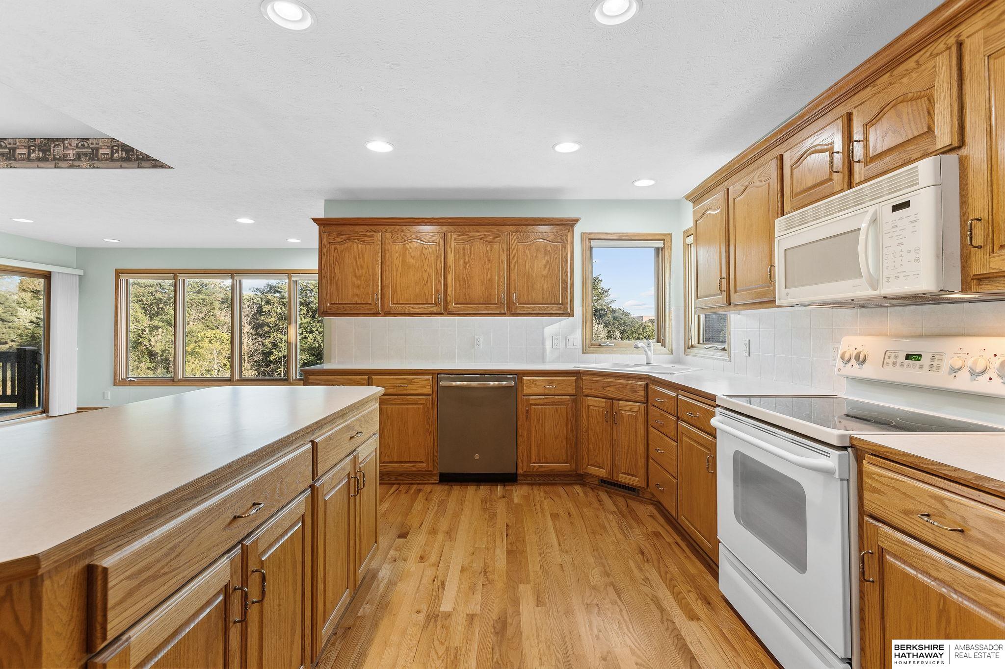 Omaha, Nebraska 68136, United States, 3 Bedrooms Bedrooms, ,3 BathroomsBathrooms,Residential,Pending,215981