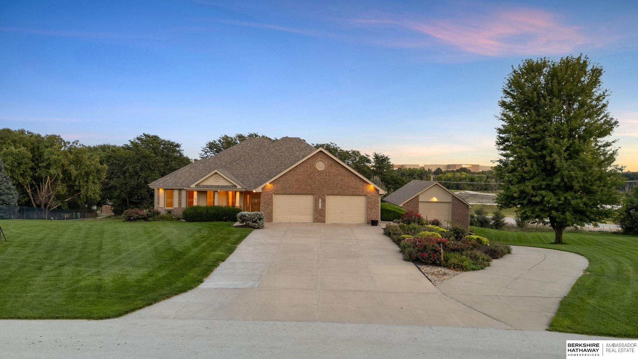 Omaha, Nebraska 68136, United States, 3 Bedrooms Bedrooms, ,3 BathroomsBathrooms,Residential,Pending,215981