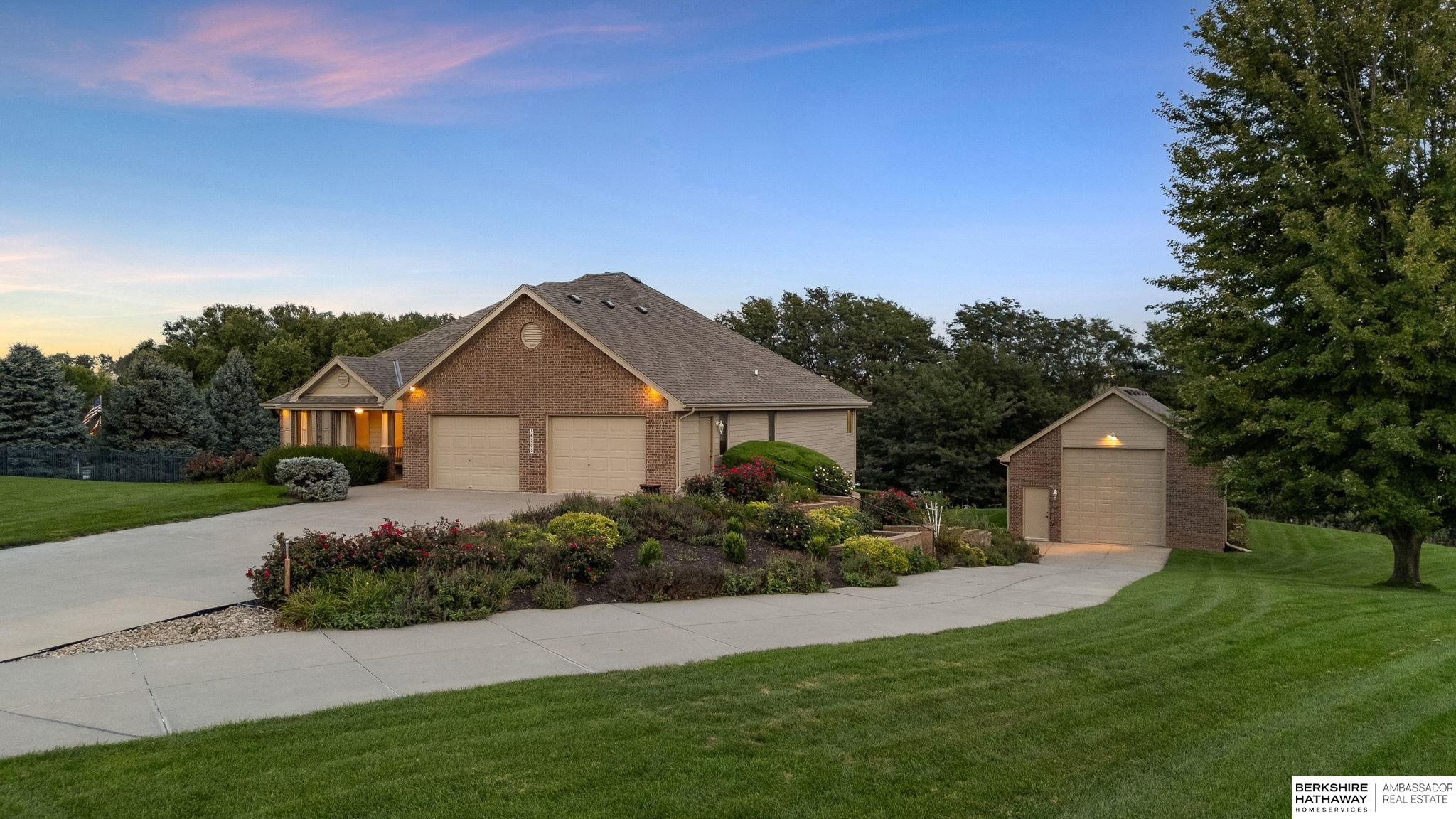 Omaha, Nebraska 68136, United States, 3 Bedrooms Bedrooms, ,3 BathroomsBathrooms,Residential,Pending,215981