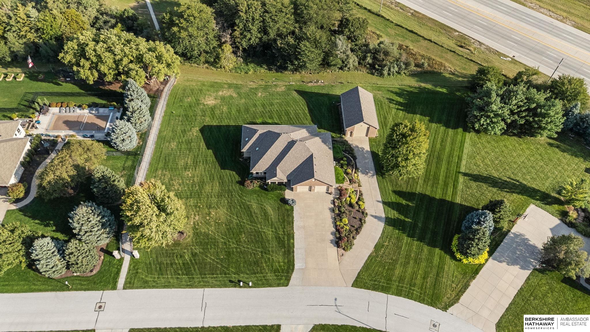 Omaha, Nebraska 68136, United States, 3 Bedrooms Bedrooms, ,3 BathroomsBathrooms,Residential,Pending,215981