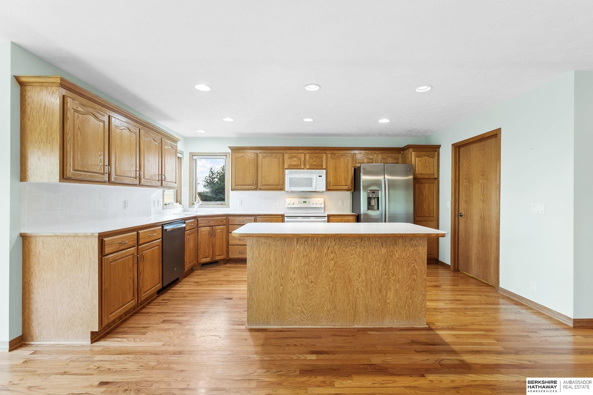 Omaha, Nebraska 68136, United States, 3 Bedrooms Bedrooms, ,3 BathroomsBathrooms,Residential,Pending,215981