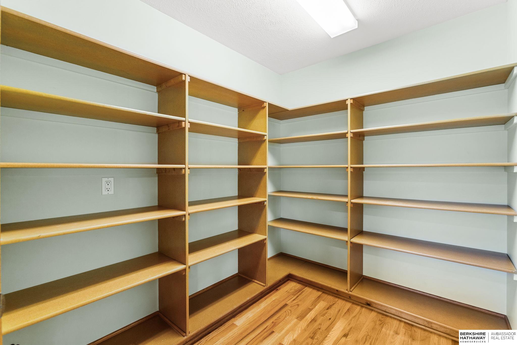 Omaha, Nebraska 68136, United States, 3 Bedrooms Bedrooms, ,3 BathroomsBathrooms,Residential,Pending,215981