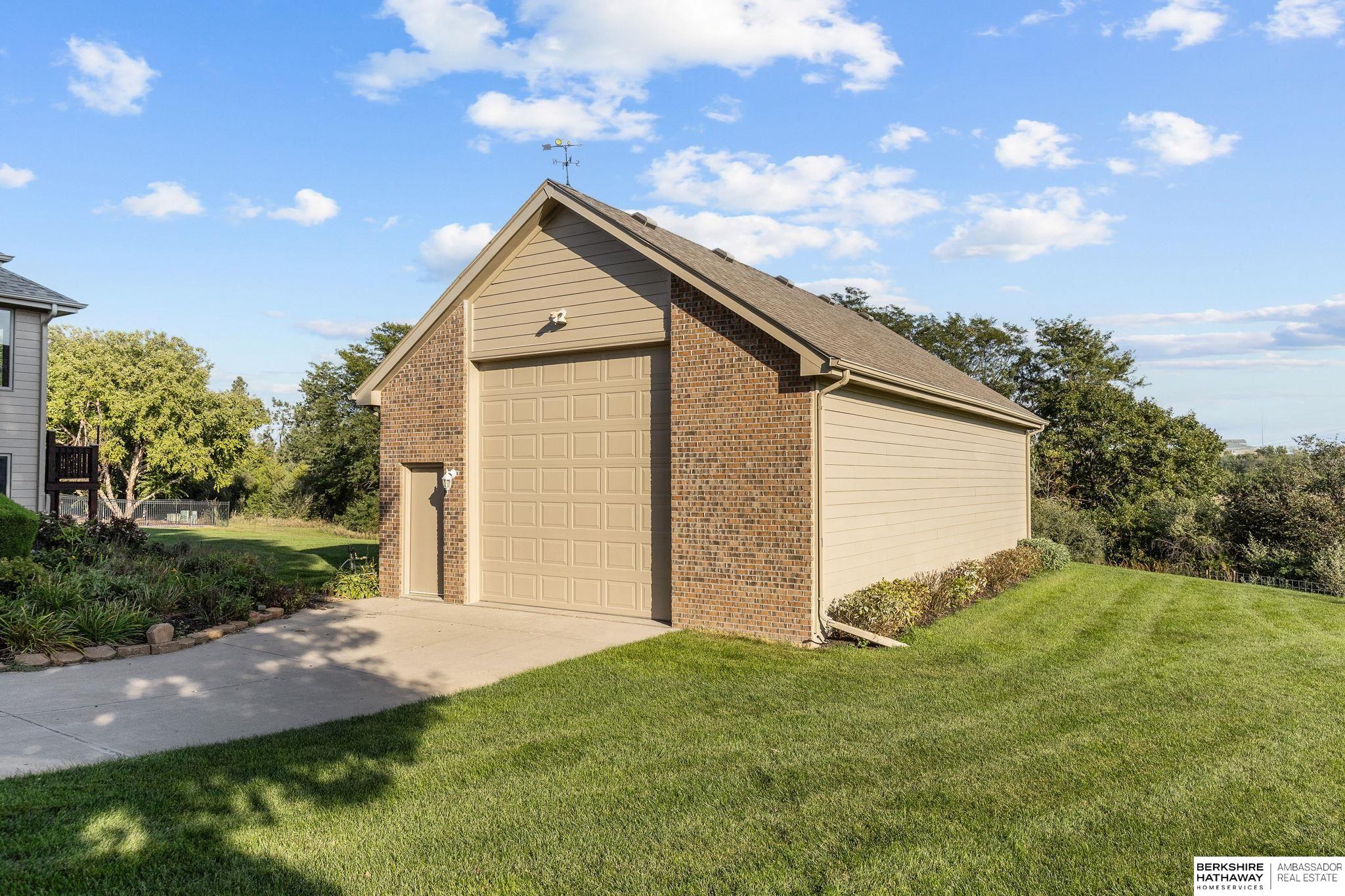 Omaha, Nebraska 68136, United States, 3 Bedrooms Bedrooms, ,3 BathroomsBathrooms,Residential,Pending,215981