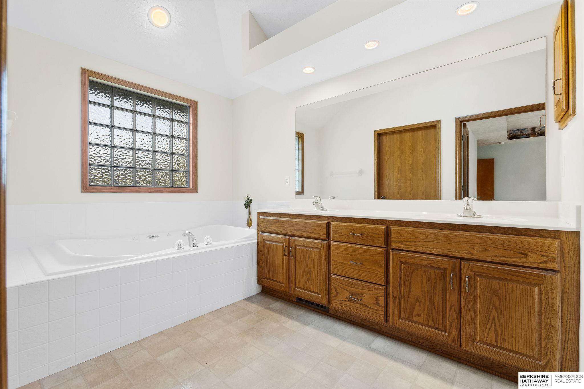 Omaha, Nebraska 68136, United States, 3 Bedrooms Bedrooms, ,3 BathroomsBathrooms,Residential,Pending,215981