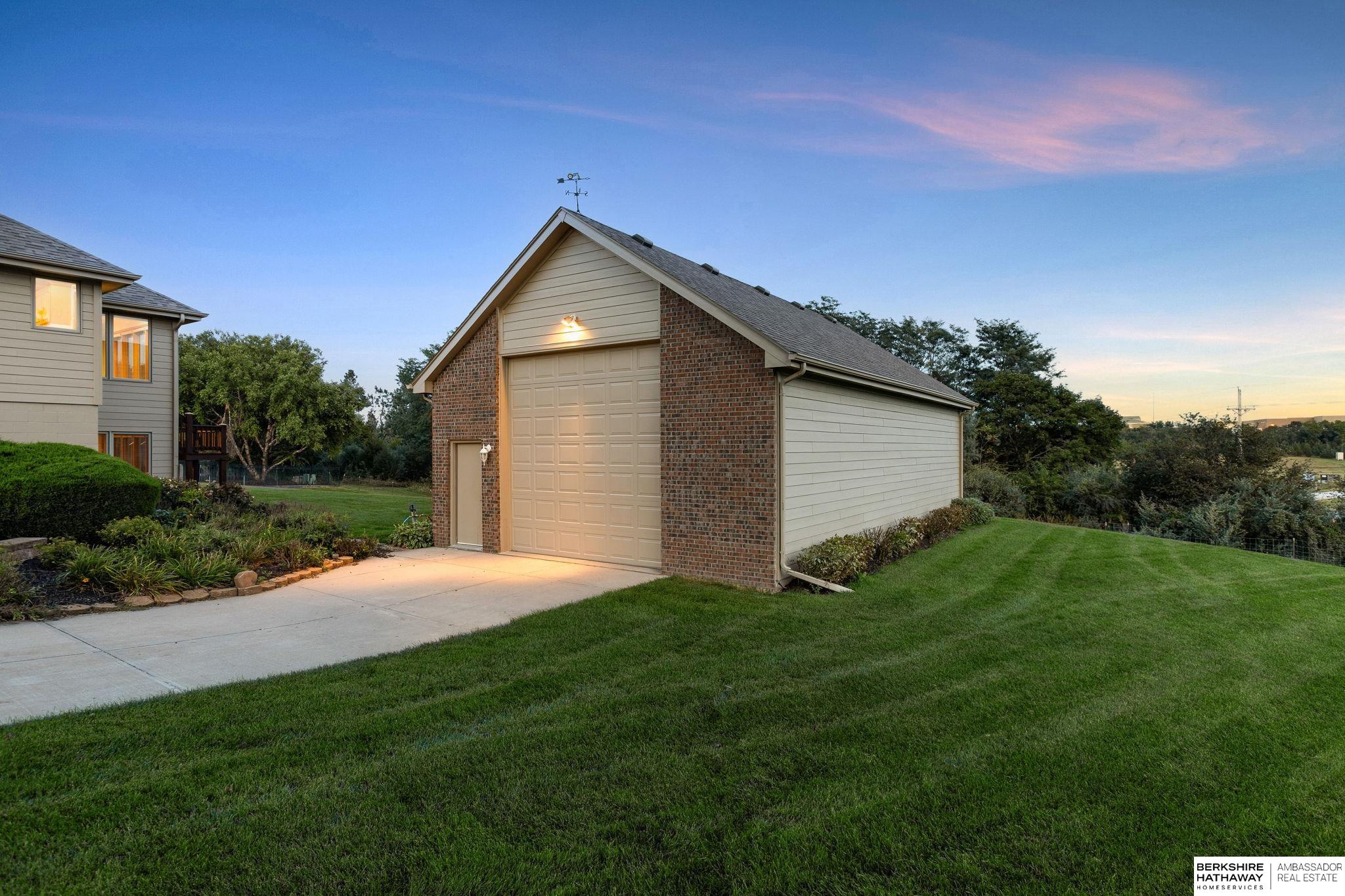 Omaha, Nebraska 68136, United States, 3 Bedrooms Bedrooms, ,3 BathroomsBathrooms,Residential,Pending,215981