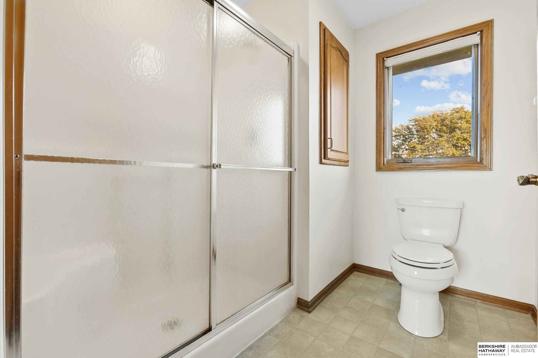 Omaha, Nebraska 68136, United States, 3 Bedrooms Bedrooms, ,3 BathroomsBathrooms,Residential,Pending,215981