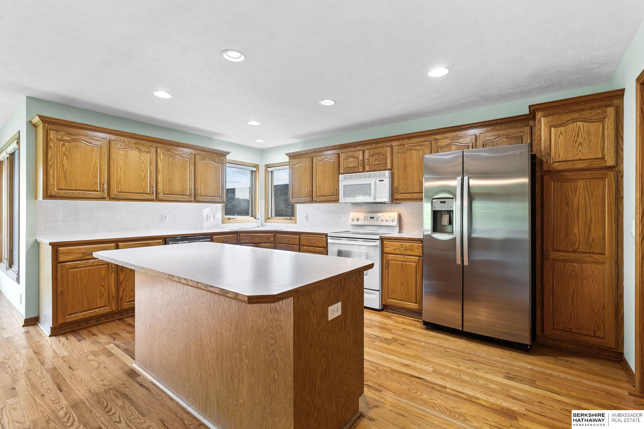 Omaha, Nebraska 68136, United States, 3 Bedrooms Bedrooms, ,3 BathroomsBathrooms,Residential,Pending,215981