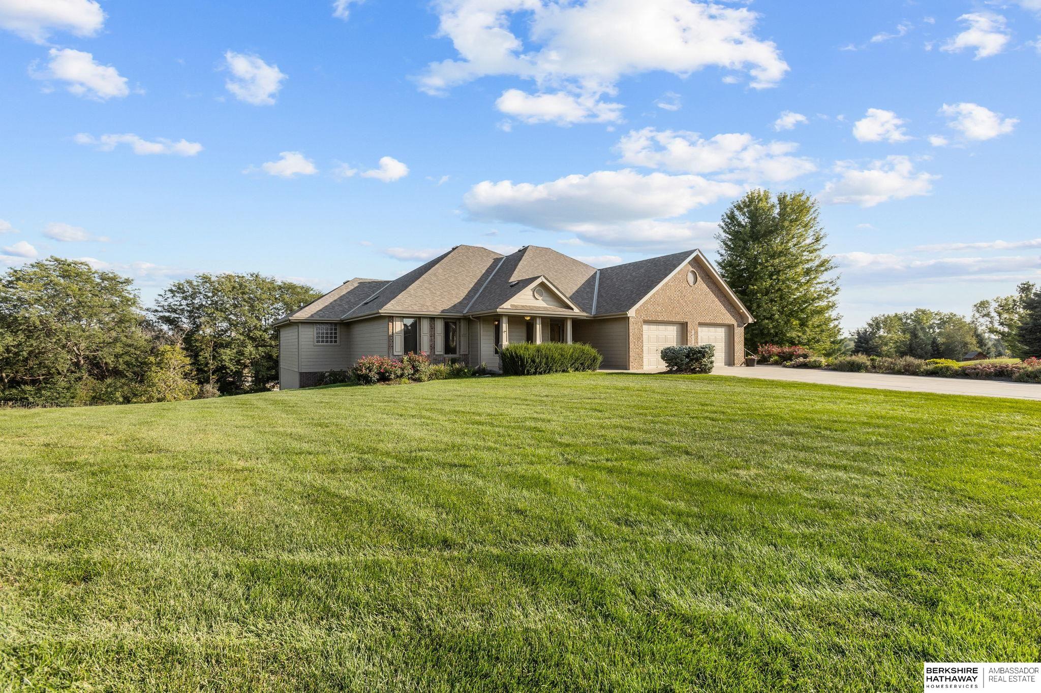 Omaha, Nebraska 68136, United States, 3 Bedrooms Bedrooms, ,3 BathroomsBathrooms,Residential,Pending,215981