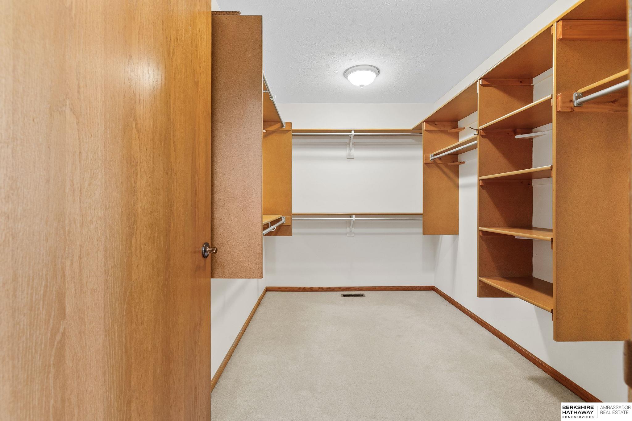 Omaha, Nebraska 68136, United States, 3 Bedrooms Bedrooms, ,3 BathroomsBathrooms,Residential,Pending,215981