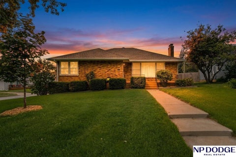 Photo of 2142 S 38 Avenue, Omaha, NE 68105 (MLS # 22624906)