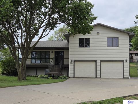 Photo of 906 S Kingsley Avenue, York, NE 68467 (MLS # 22614055)