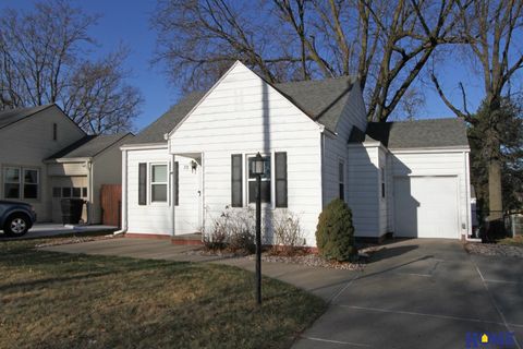 Photo of 711 S 44th Street, Lincoln, NE 68510 (MLS # 22606356)