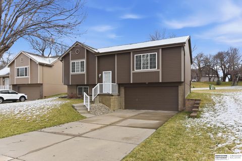 Photo of 1114 Woodview Circle, Papillion, NE 68046 (MLS # 22606622)