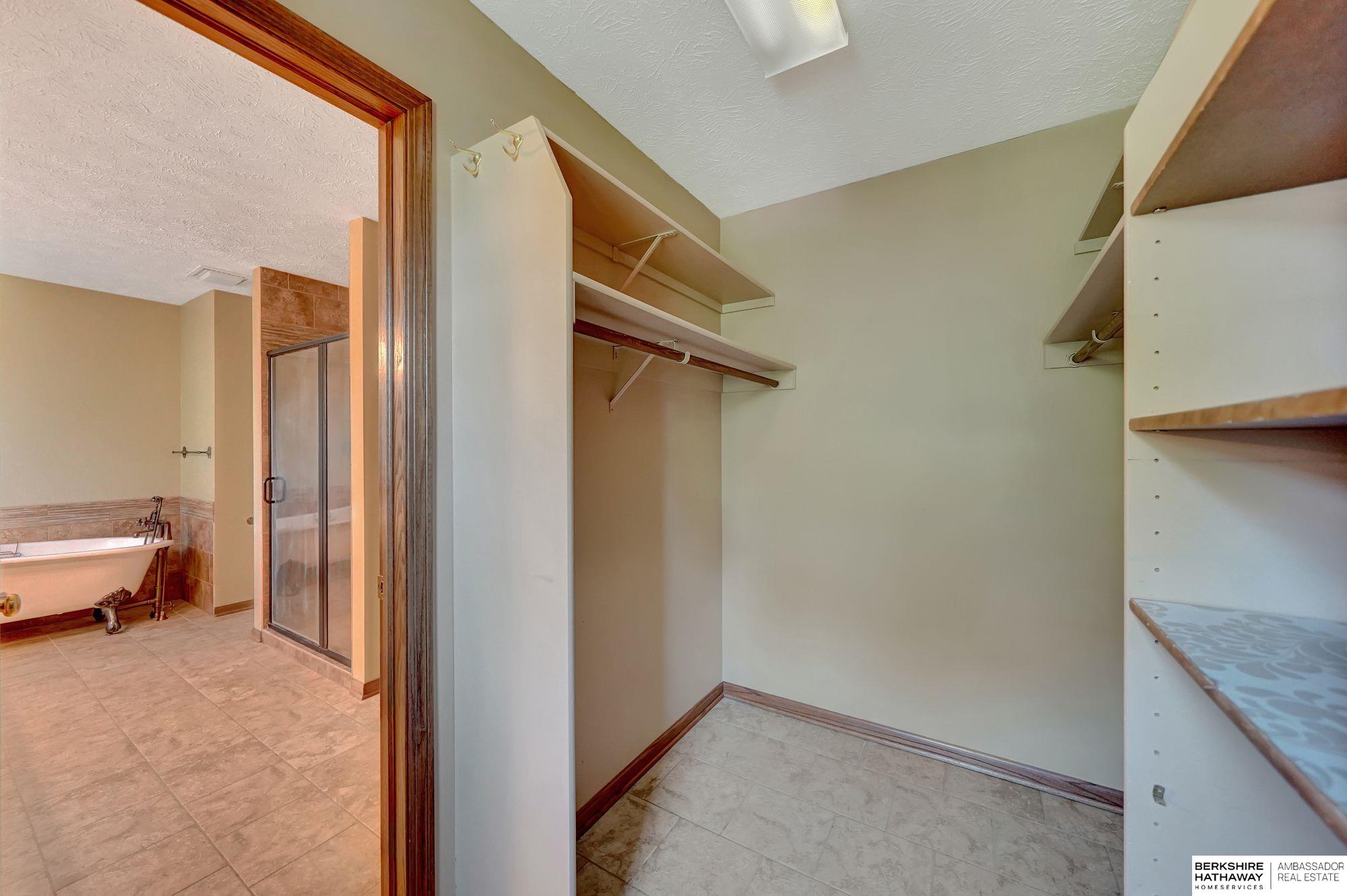 Lincoln, Nebraska 68516, United States, 4 Bedrooms Bedrooms, ,4 BathroomsBathrooms,Residential,Active,224550