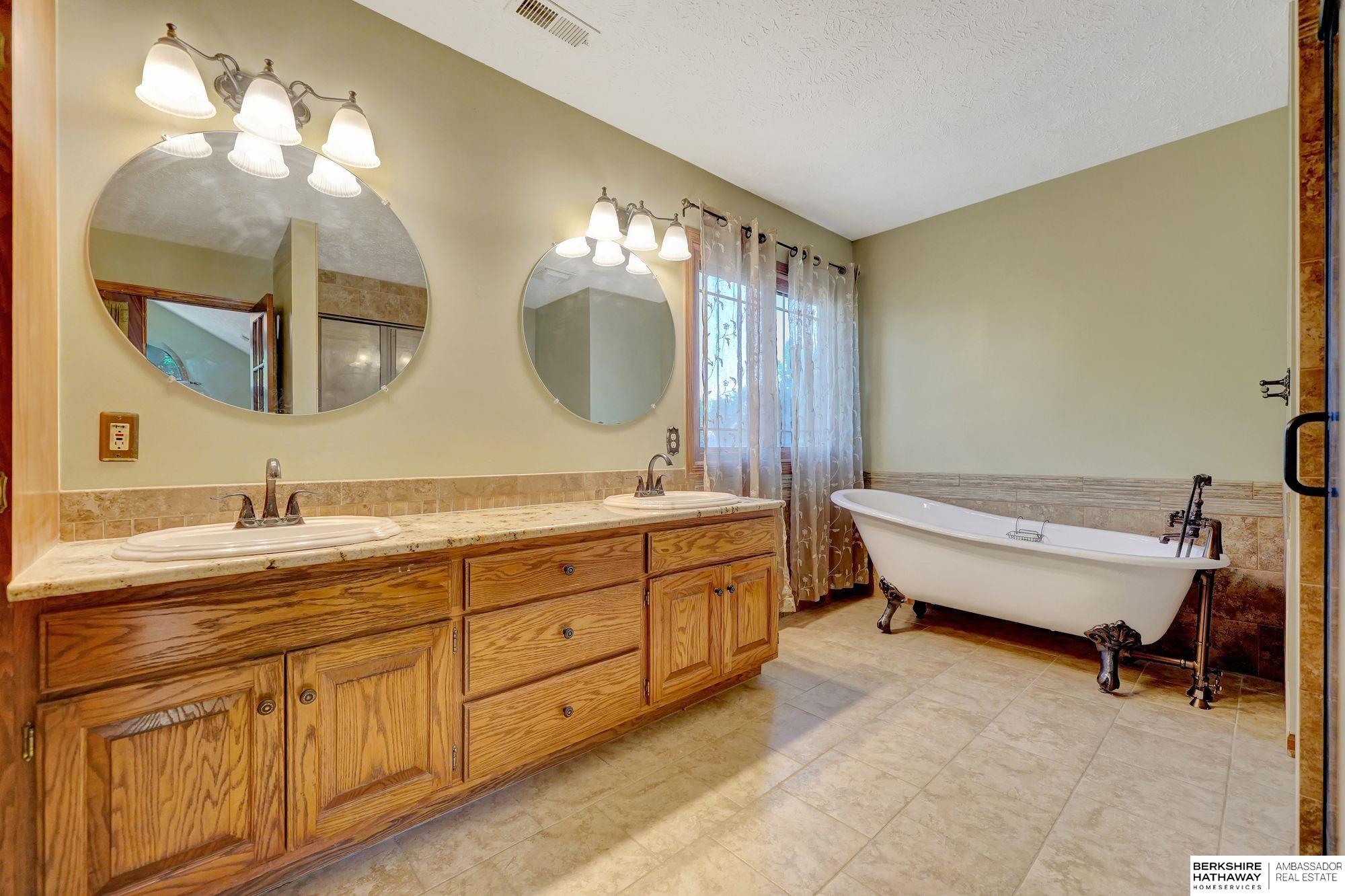 Lincoln, Nebraska 68516, United States, 4 Bedrooms Bedrooms, ,4 BathroomsBathrooms,Residential,Active,224550