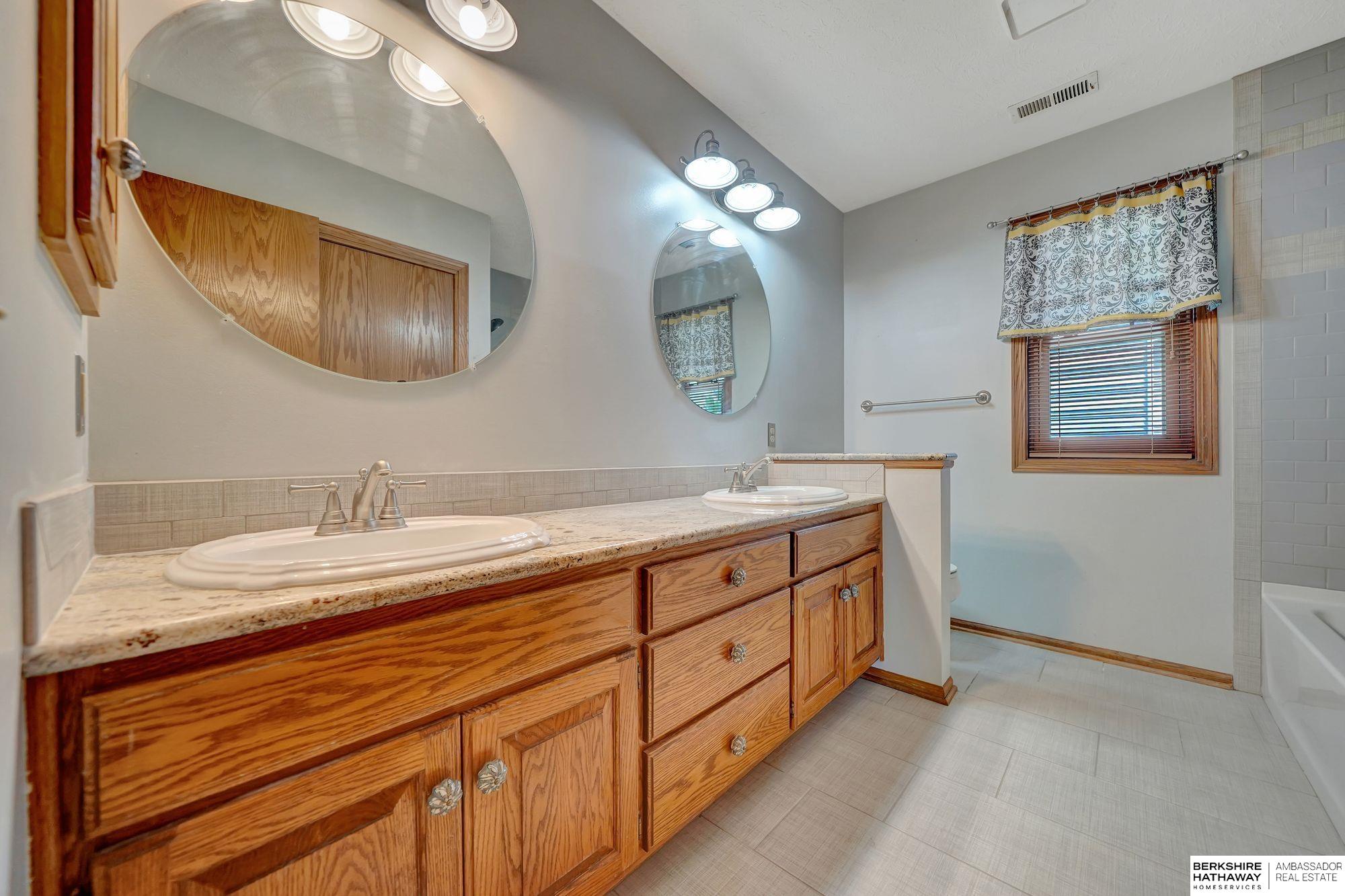 Lincoln, Nebraska 68516, United States, 4 Bedrooms Bedrooms, ,4 BathroomsBathrooms,Residential,Active,224550